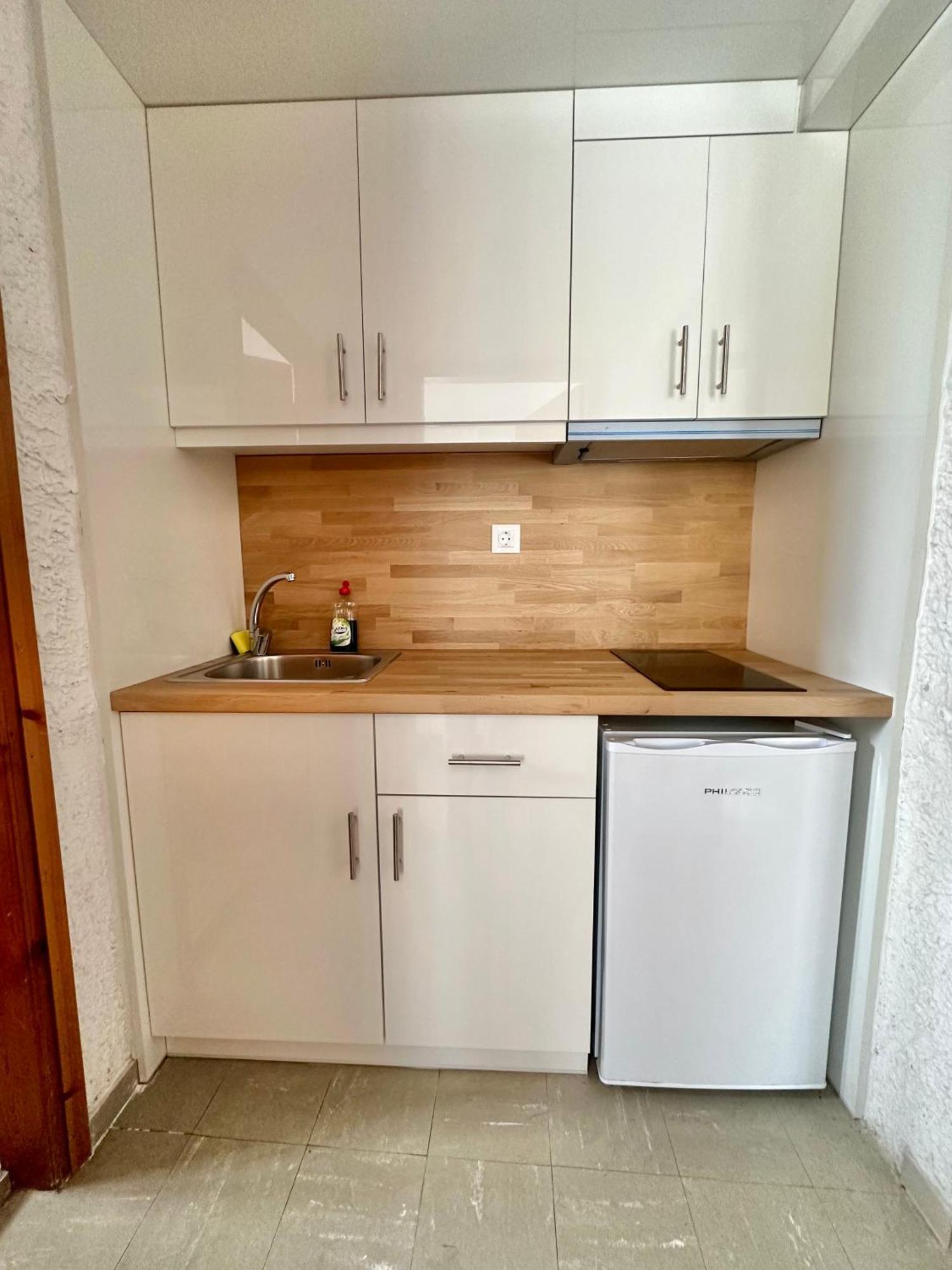 Katerina Apartments Neos Pirgos Bilik gambar
