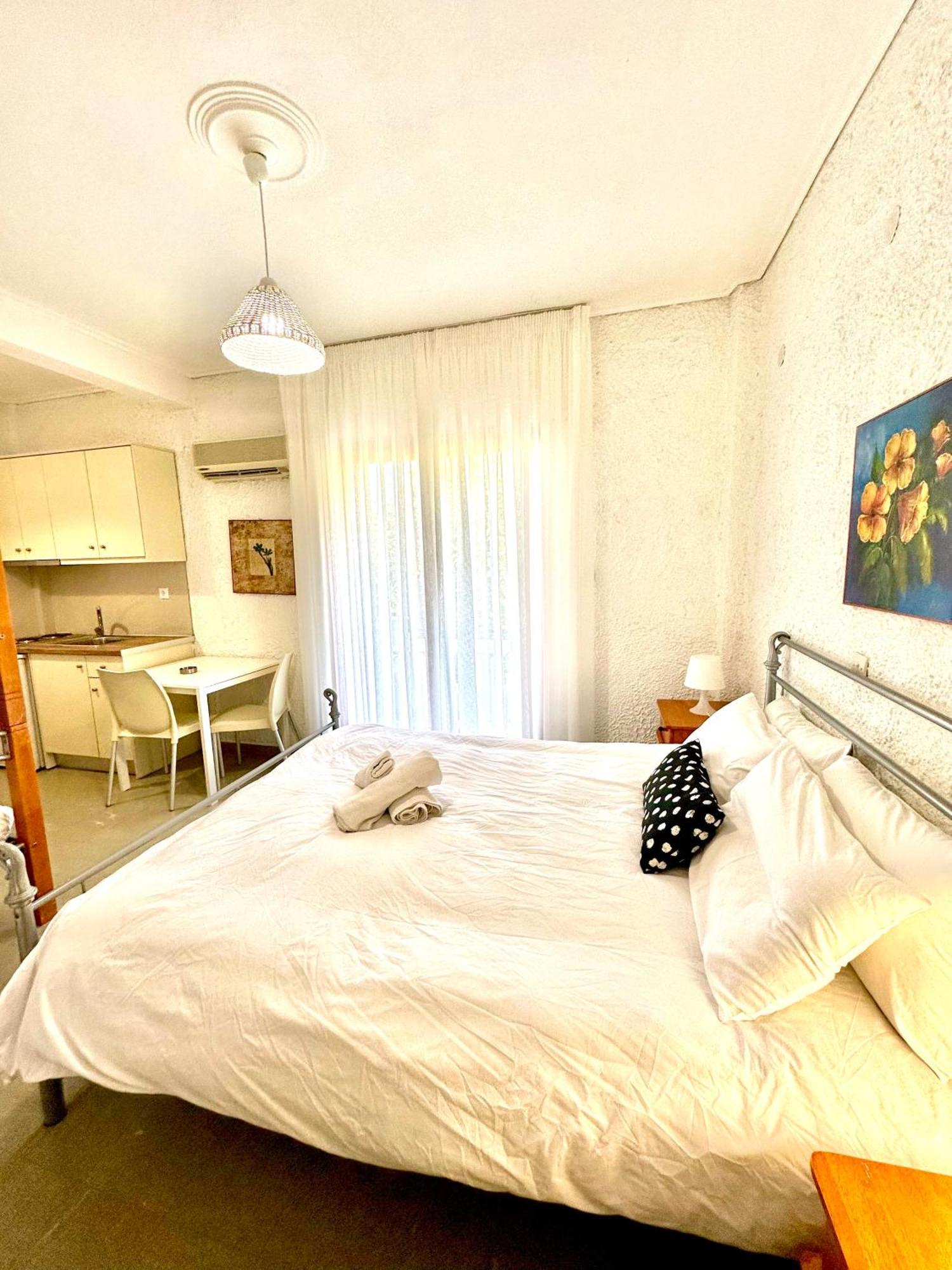 Katerina Apartments Neos Pirgos Bilik gambar