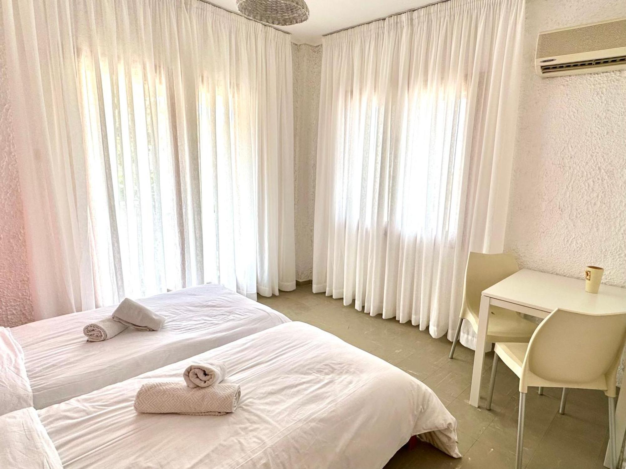 Katerina Apartments Neos Pirgos Bilik gambar